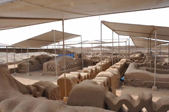 As ruínas da cidade de adobe de Chan Chan, em Trujillo, no Peru